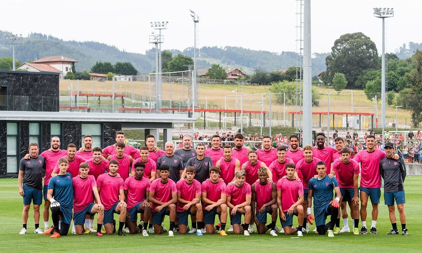 Athleticeko jokalari eta entrenatzaileak, atzo, Lezaman, arratsaldeko entrenamendua hasi aurretik. ATHLETIC. Athleticeko jokalari eta entrenatzaileak, atzo, Lezaman, arratsaldeko entrenamendua hasi aurretik. ATHLETIC.