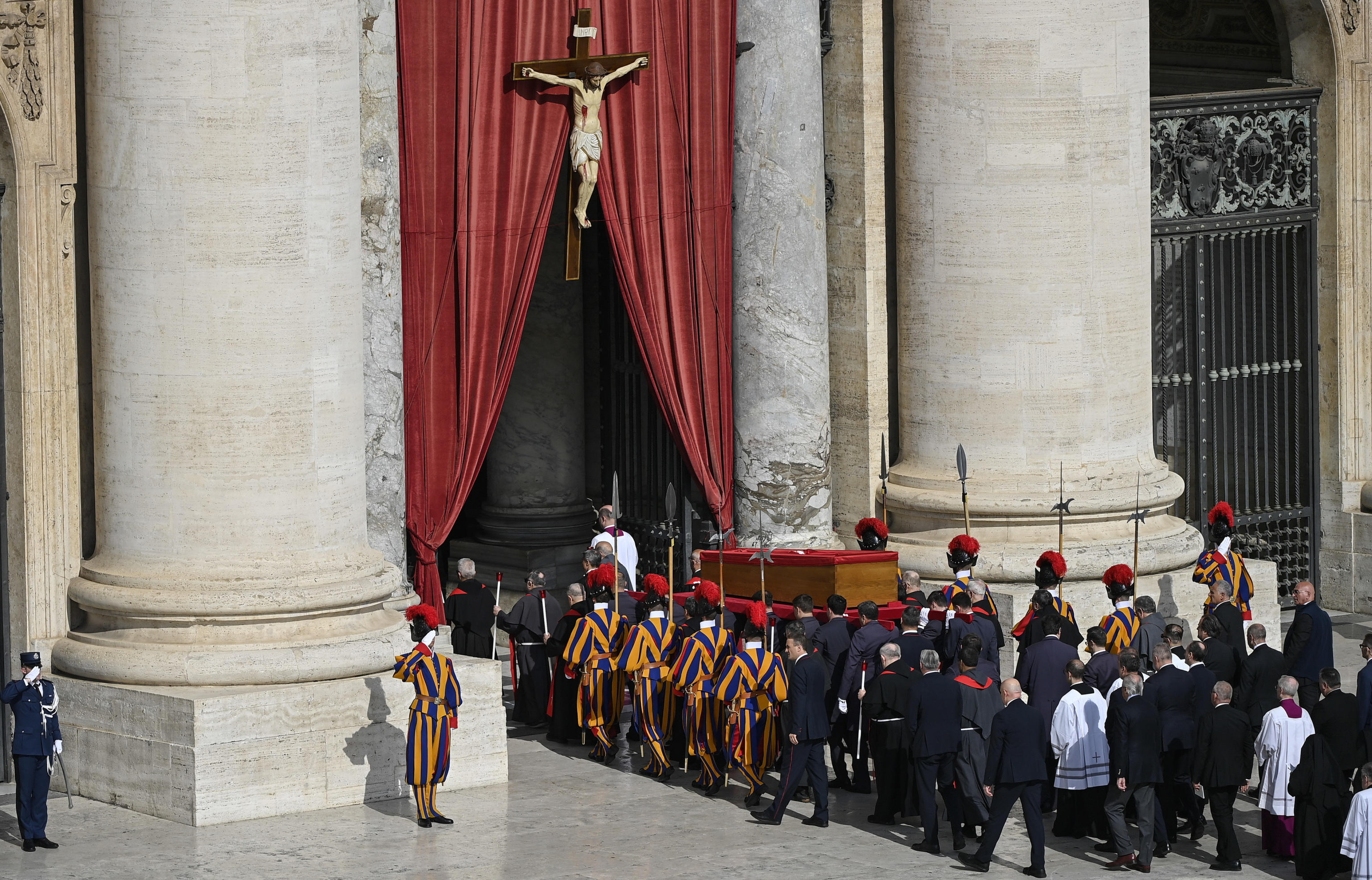 Frantzisko aita santuaren hilkutxa Vatikanoko Done Petri basilikako sarreran, gaur. RICCARDO ANTIMIANI / EFE