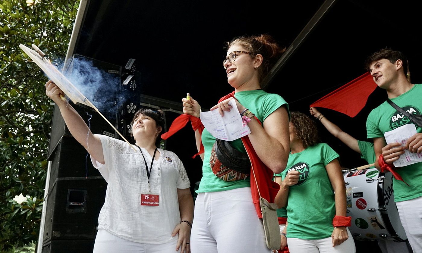 Nafarroa Oinez txokoko arduradun Maider Ansa, suziria eskuan, eta Baxoa euskaraz ekinbideko hainbat kide, atzo, Takoneran. AITOR KARASATORRE / FOKU. Nafarroa Oinez txokoko arduradun Maider Ansa, suziria eskuan, eta Baxoa euskaraz ekinbideko hainbat kide, atzo, Takoneran. AITOR KARASATORRE / FOKU.
