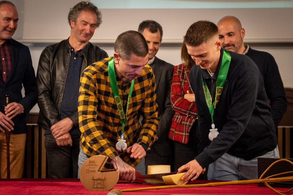 Garena jatetxeko sukaldariak gazta mozten, gaur, Ordiziako udaleko batzar aretoan. AITOR KARASATORRE / FOKU Garena jatetxeko sukaldariak gazta mozten, gaur, Ordiziako udaleko batzar aretoan. AITOR KARASATORRE / FOKU
