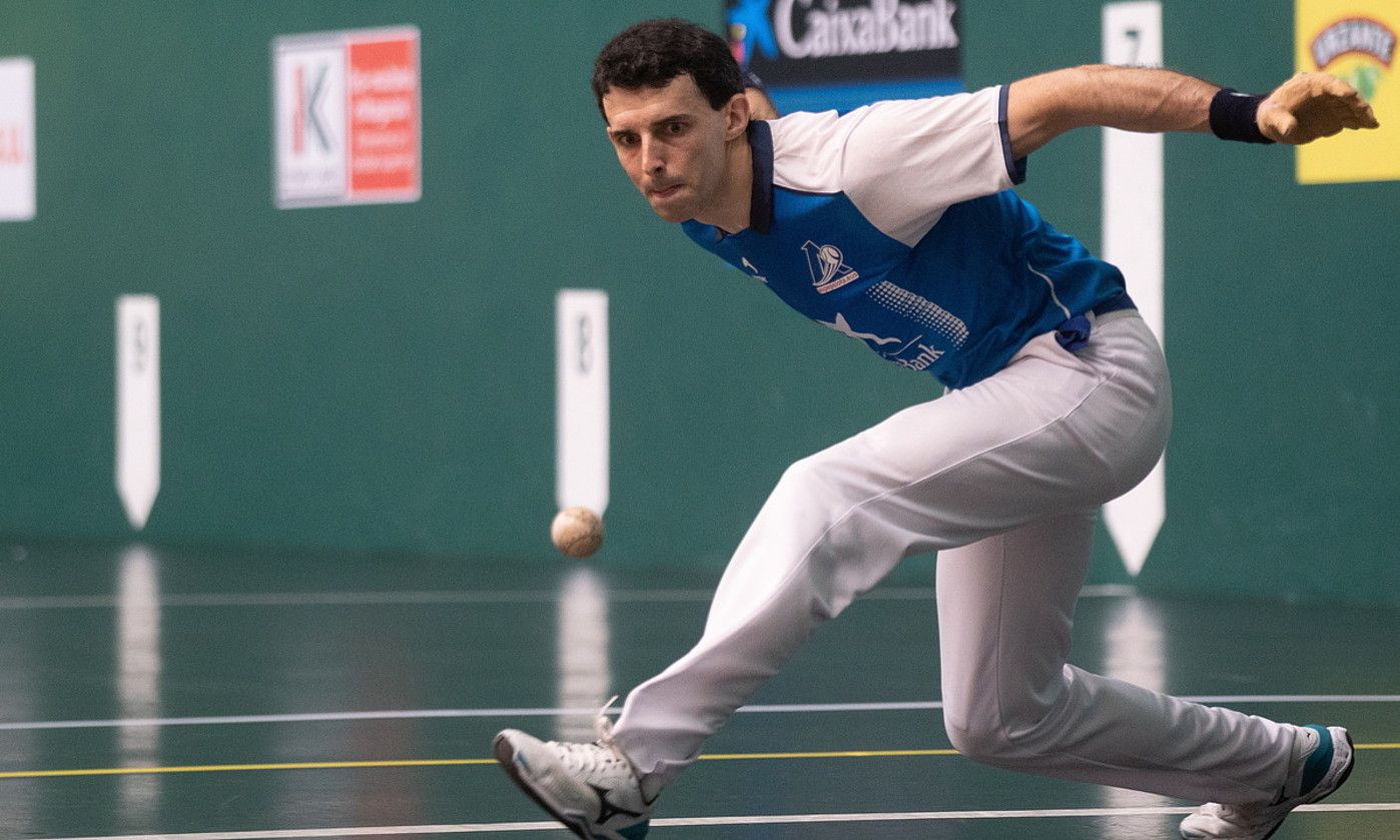 Jokin Altuna, pilota bat jasotzen, atzo Labriten jokatutako finalean. JAGOBA MANTEROLA / FOKU. Jokin Altuna, pilota bat jasotzen, atzo Labriten jokatutako finalean. JAGOBA MANTEROLA / FOKU.