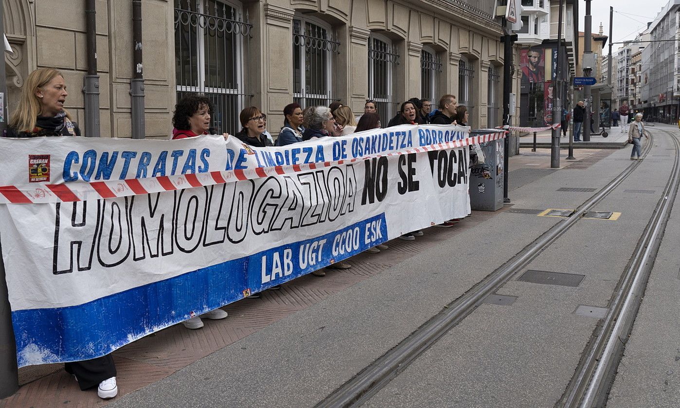 LAB, UGT, CCOO eta ESK sindikatuek Eusko Legebiltzarraren aurrean deitutako protesta, ekainaren hasieran. RAUL BOGAJO / FOKU. LAB, UGT, CCOO eta ESK sindikatuek Eusko Legebiltzarraren aurrean deitutako protesta, ekainaren hasieran. RAUL BOGAJO / FOKU.