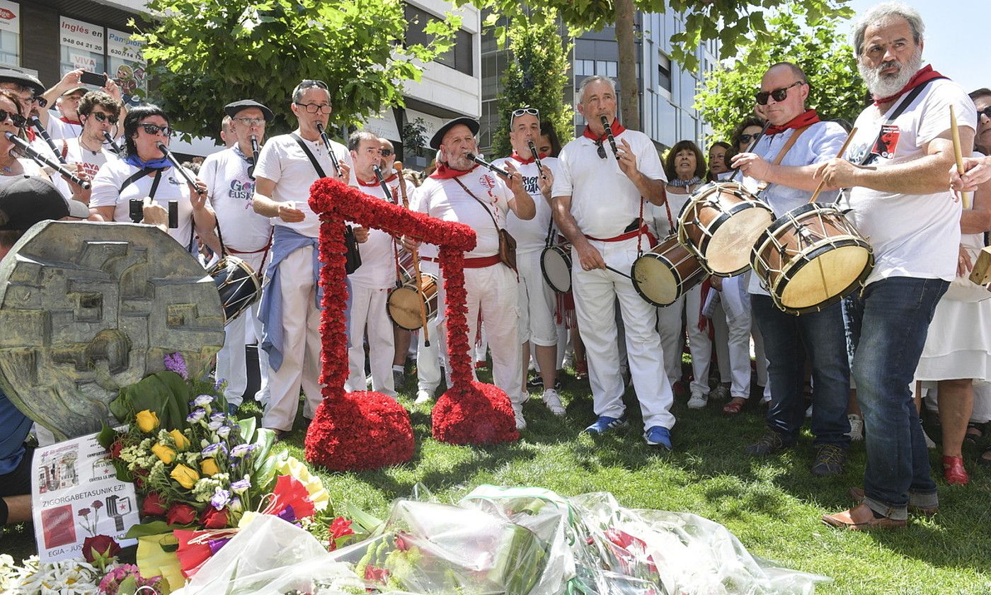 Txistulari talde zabala German Rodriguezen hilarriaren ondoan, musika jotzen. IDOIA ZABALETA / FOKU.