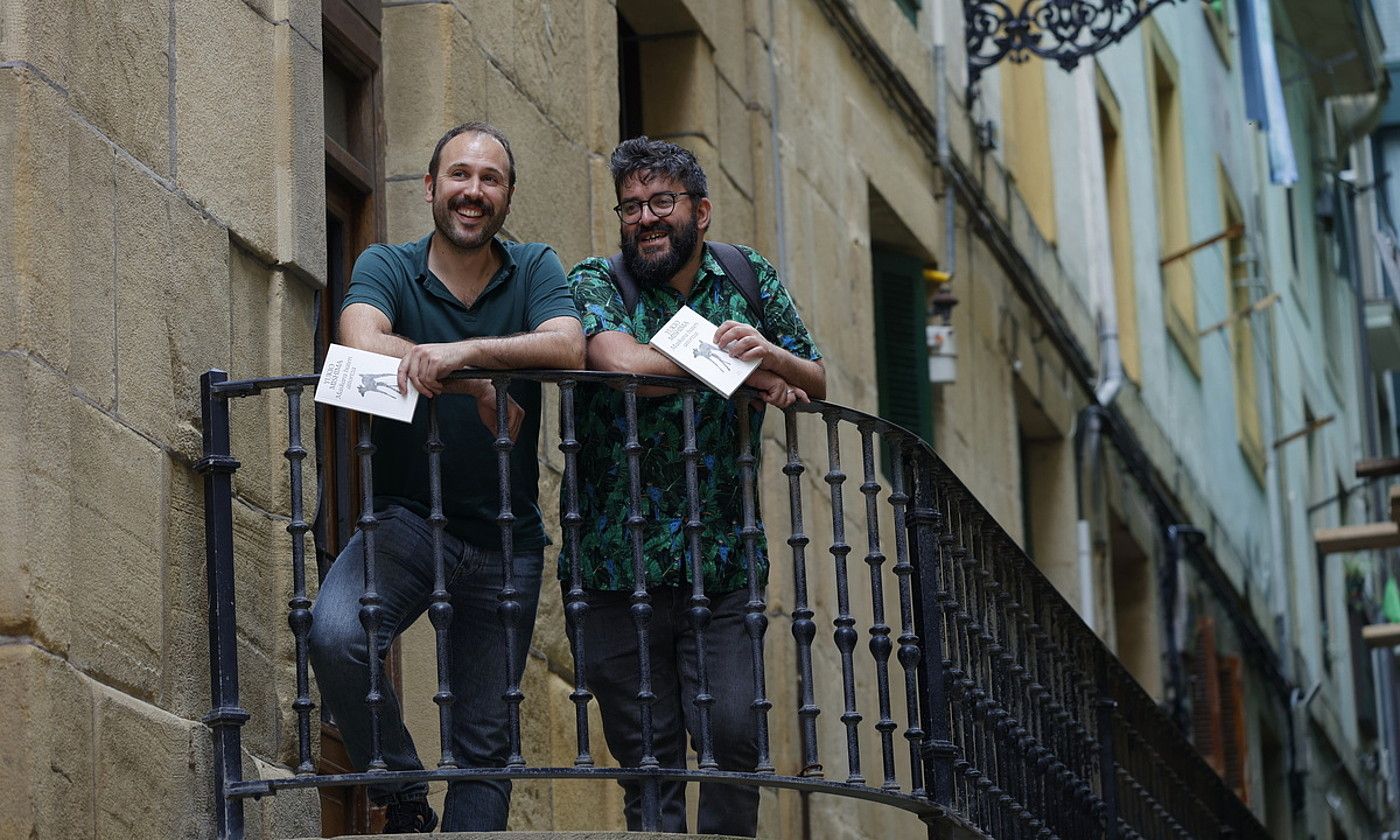 Lander Majuelo eta Angel Erro, Donostian, Maskara baten aitortza liburua esku artean dutela. MAIALEN ANDRES / FOKU.