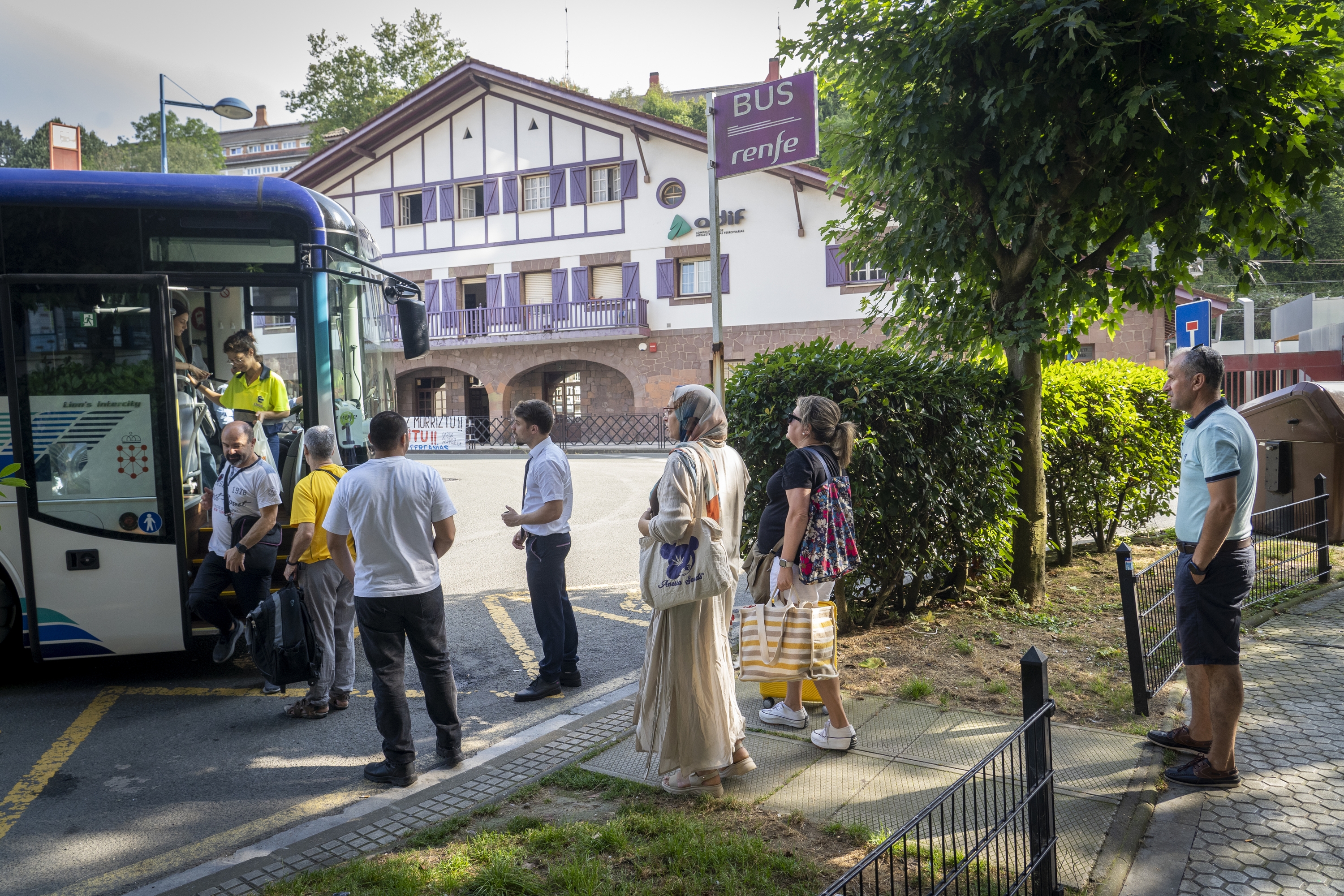 Renfeko geltokiaren parean jarritako autobus zerbitzua, iazko abuztuan, Errenterian. GORKA RUBIO / FOKU 