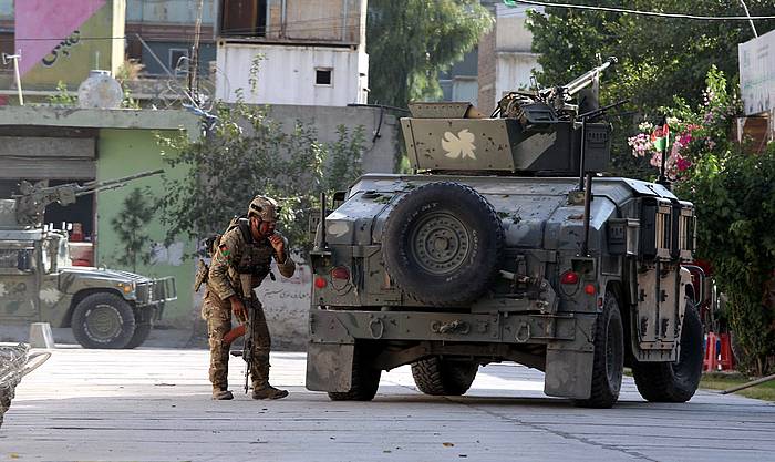Militarrak Jalalabad inguruak zaintzen, asteartean erasoa izan zen tokian. GHULAMULLAH HABIBI, EFE
