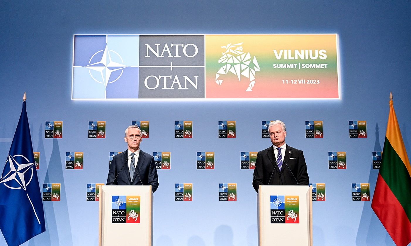 Jens Stoltenberg NATO Ipar Atlantikoko Itunaren Erakundeko idazkari nagusia eta Gitanas Nauseda Lituaniako presidentea, atzo, Vilniusen. FILIP SINGER / EFE.