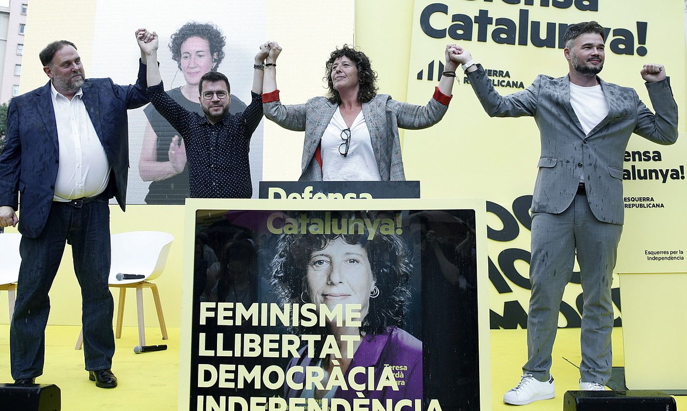 Junqueras ERCko burua, Aragones Generalitateko presidentea, eta Jorda eta Rufian Espainiako Kongresurako ERCren hautagaiak. ANDREU DALMAU / EFE. Junqueras ERCko burua, Aragones Generalitateko presidentea, eta Jorda eta Rufian Espainiako Kongresurako ERCren hautagaiak. ANDREU DALMAU / EFE.