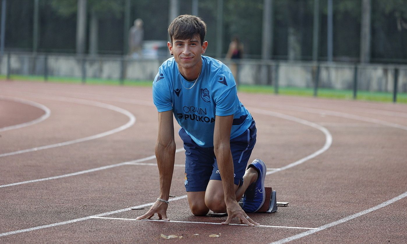 Andoni Calbano Realeko esprinter bergararra, Donostiako Anoetako estadio txikiko pistan. MAIALEN ANDRES / FOKU.