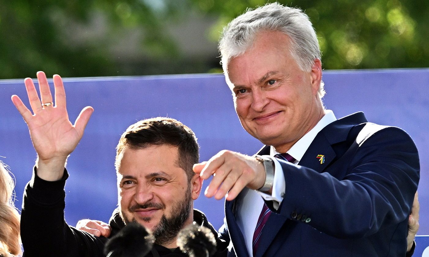 Ukrainako presidente Volodimir Zelenski eta Gitanas Nauseda Lituaniakoa, atzo, Vilniusen. FILIP SINGER / EFE.