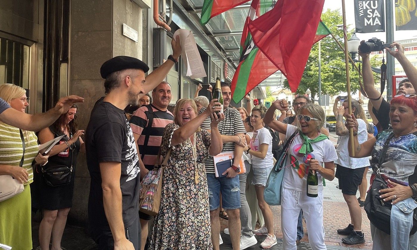 Osakidetzako garbiketa zerbitzuko langileak lan hitzarmena berritzeko aurreakordioa ospatzen, atzo, Eusko Jaurlaritzaren Bilboko egoitzaren aurrean. BERRIA. Osakidetzako garbiketa zerbitzuko langileak lan hitzarmena berritzeko aurreakordioa ospatzen, atzo, Eusko Jaurlaritzaren Bilboko egoitzaren aurrean. BERRIA.