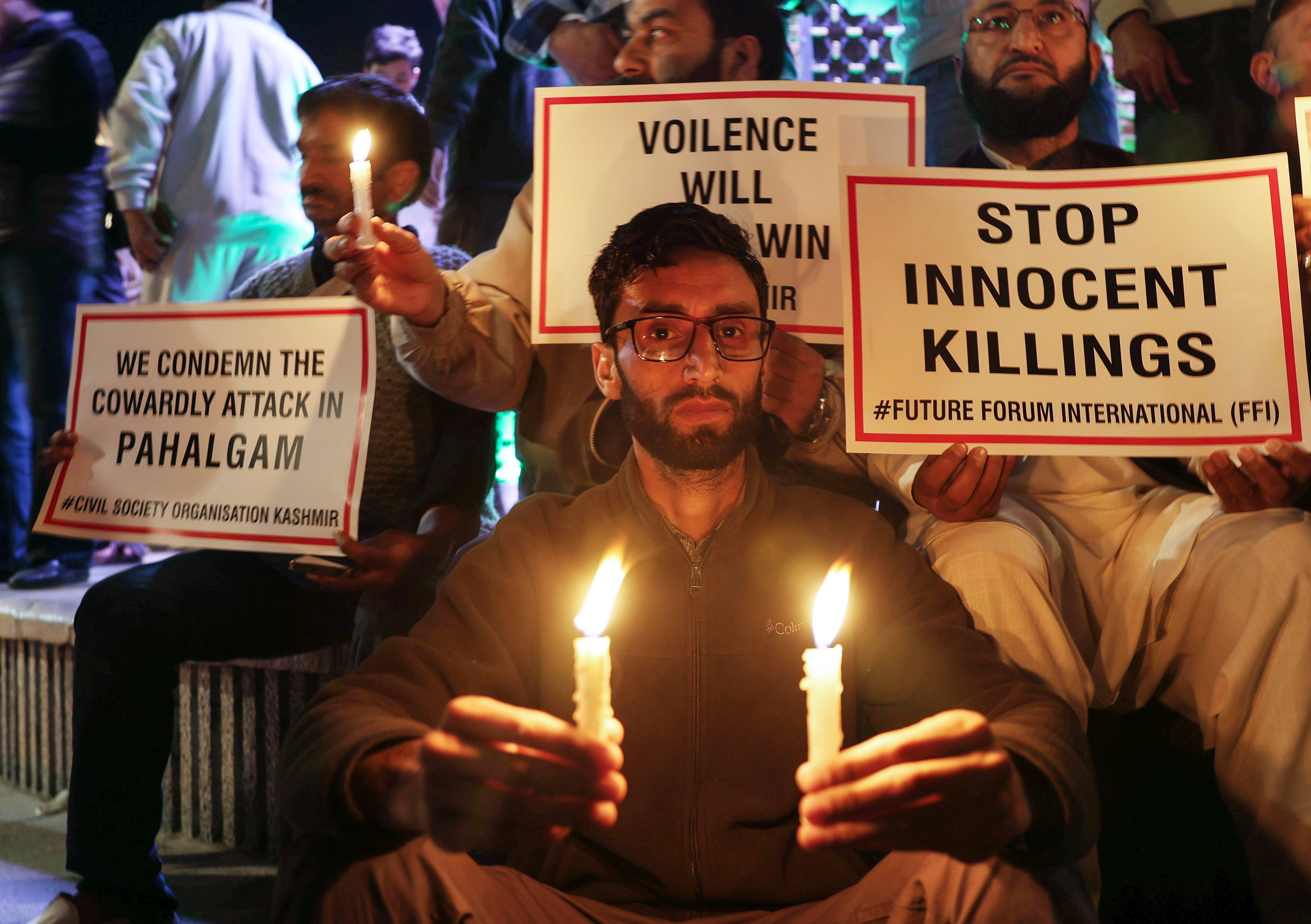 Gaubeila egin dute Kaxmirreko Srinagar hirian. FAROOQ KHAN / EFE