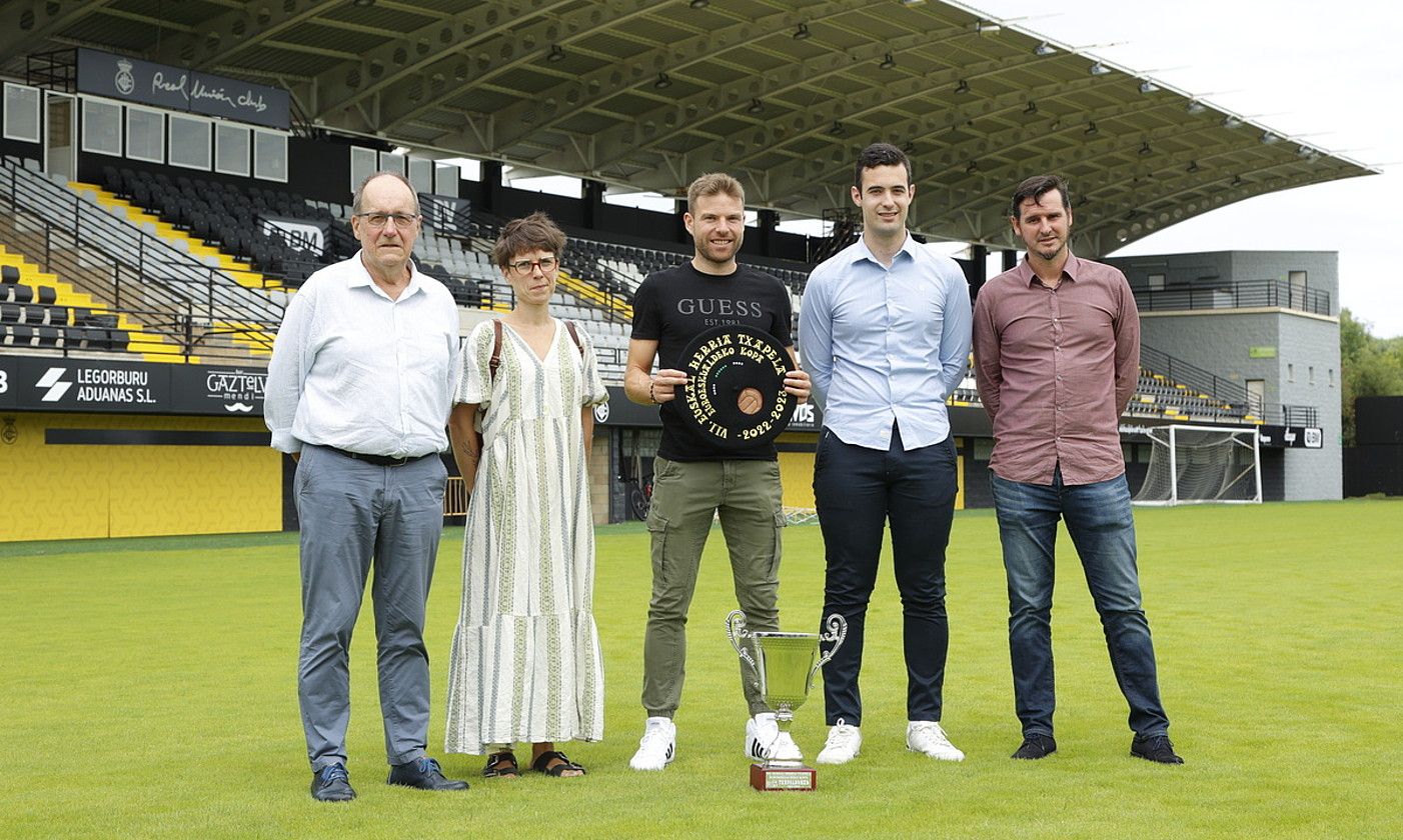 Joseba Ibarburu, Aitziber Zapirain, Asier Illarramendi, Ibon Arruitz eta Igor Emery, atzo, Gal estadioan, finalaren aurkezpenean. MAIALEN ANDRES / FOKU.