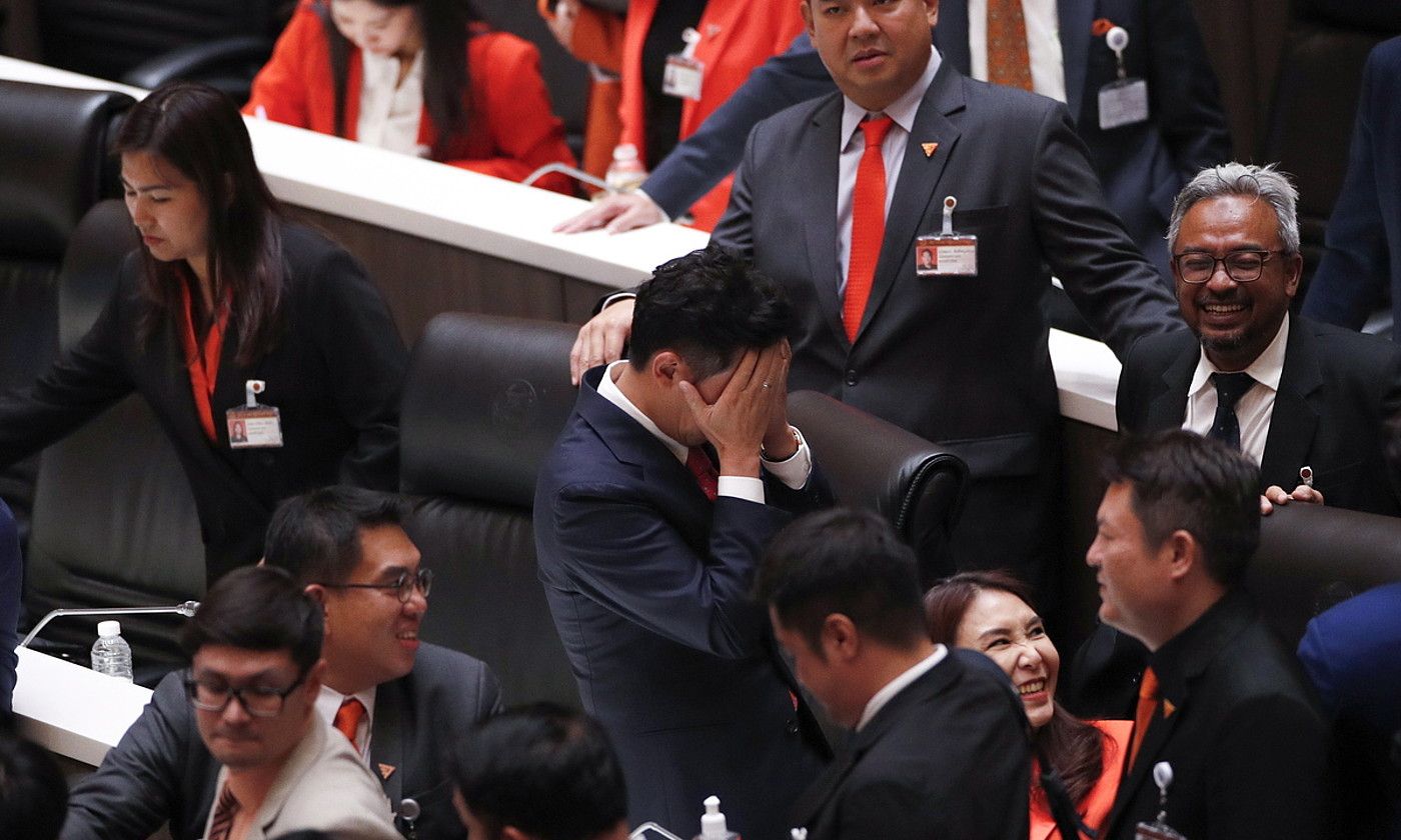 Lehen ministro izateko hautagai Pita Limjaroenrat, Thailandiako Parlamentuan, atzo goizean. RUNGROJ YONGRIT / EFE. Lehen ministro izateko hautagai Pita Limjaroenrat, Thailandiako Parlamentuan, atzo goizean. RUNGROJ YONGRIT / EFE.