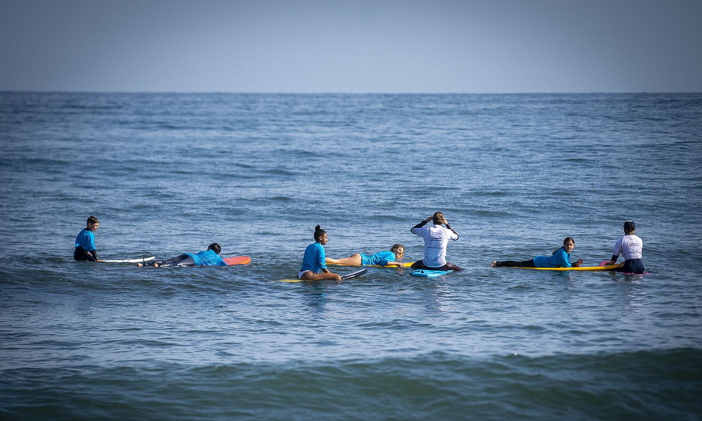 Patris Surf eskolako ikasleak, uretan. GORKA RUBIO/ FOKU. Patris Surf eskolako ikasleak, uretan. GORKA RUBIO/ FOKU.