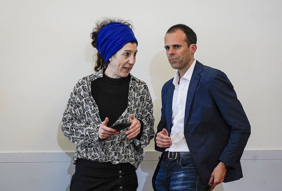 Aritz Otxandiano Jule Goikoetxearen alboan, 2023an egindako mahai inguru batean. MARISOL RAMIREZ / FOKU
