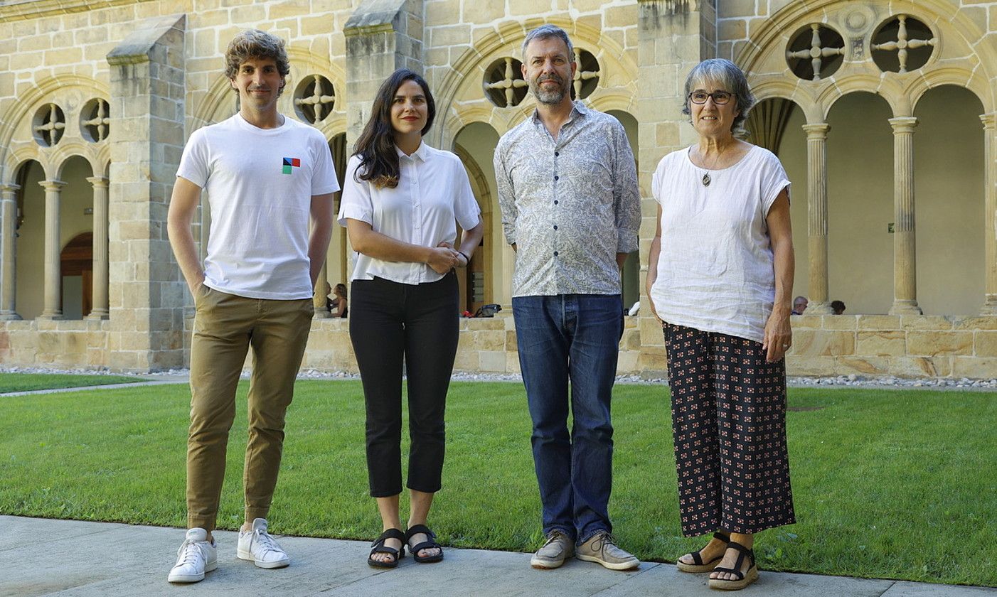 Jon Insausti Donostiako Kultura zinegotzia, Maddi Barber eta Hinrich Sachs sortzaileak, eta Susana Soto San Telmoko zuzendaria, atzo. MAIALEN ANDRES  / @FOKU.