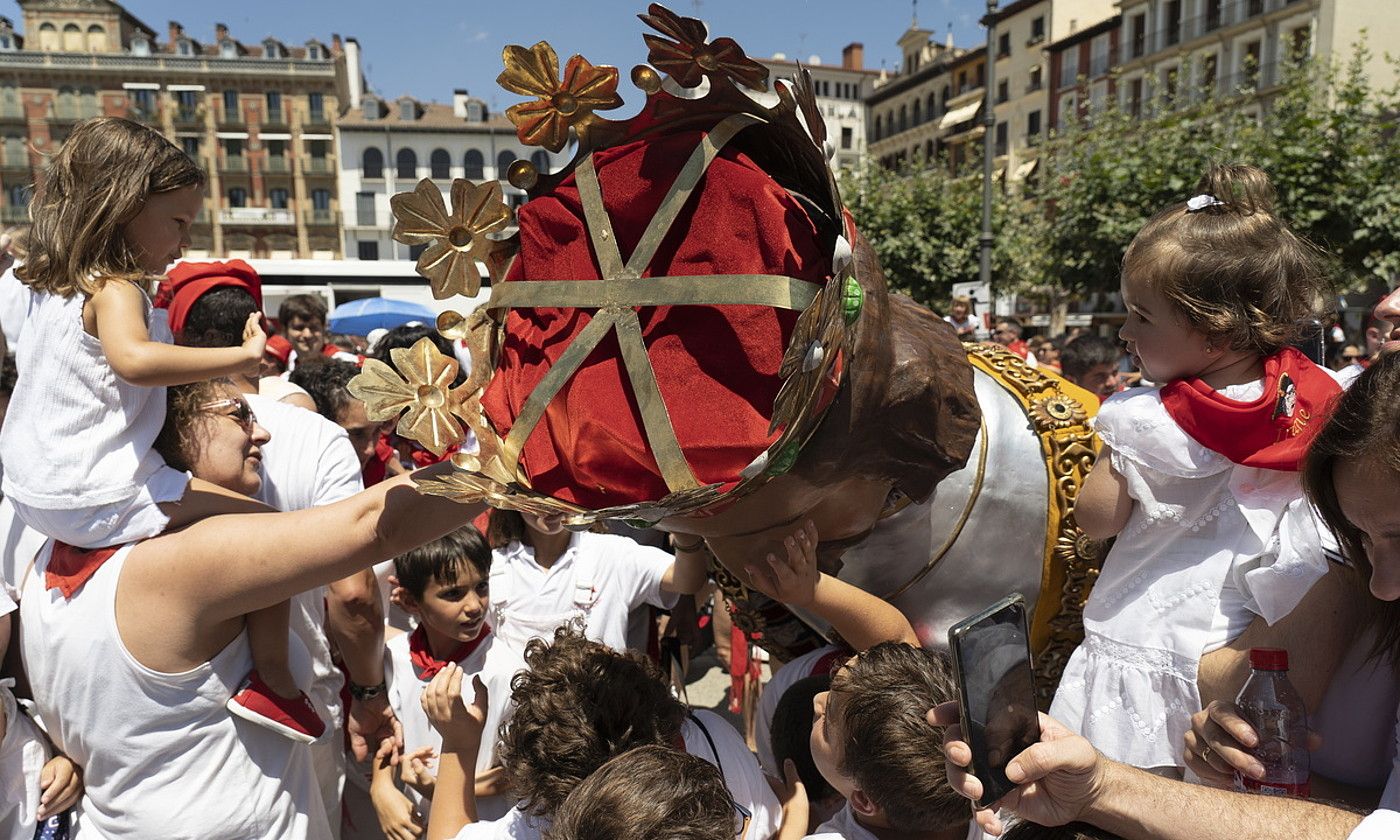 Haurrak Joshemiguelerico erraldoia agurtzen, atzo. I. URIZ / FOKU. Haurrak Joshemiguelerico erraldoia agurtzen, atzo. I. URIZ / FOKU.