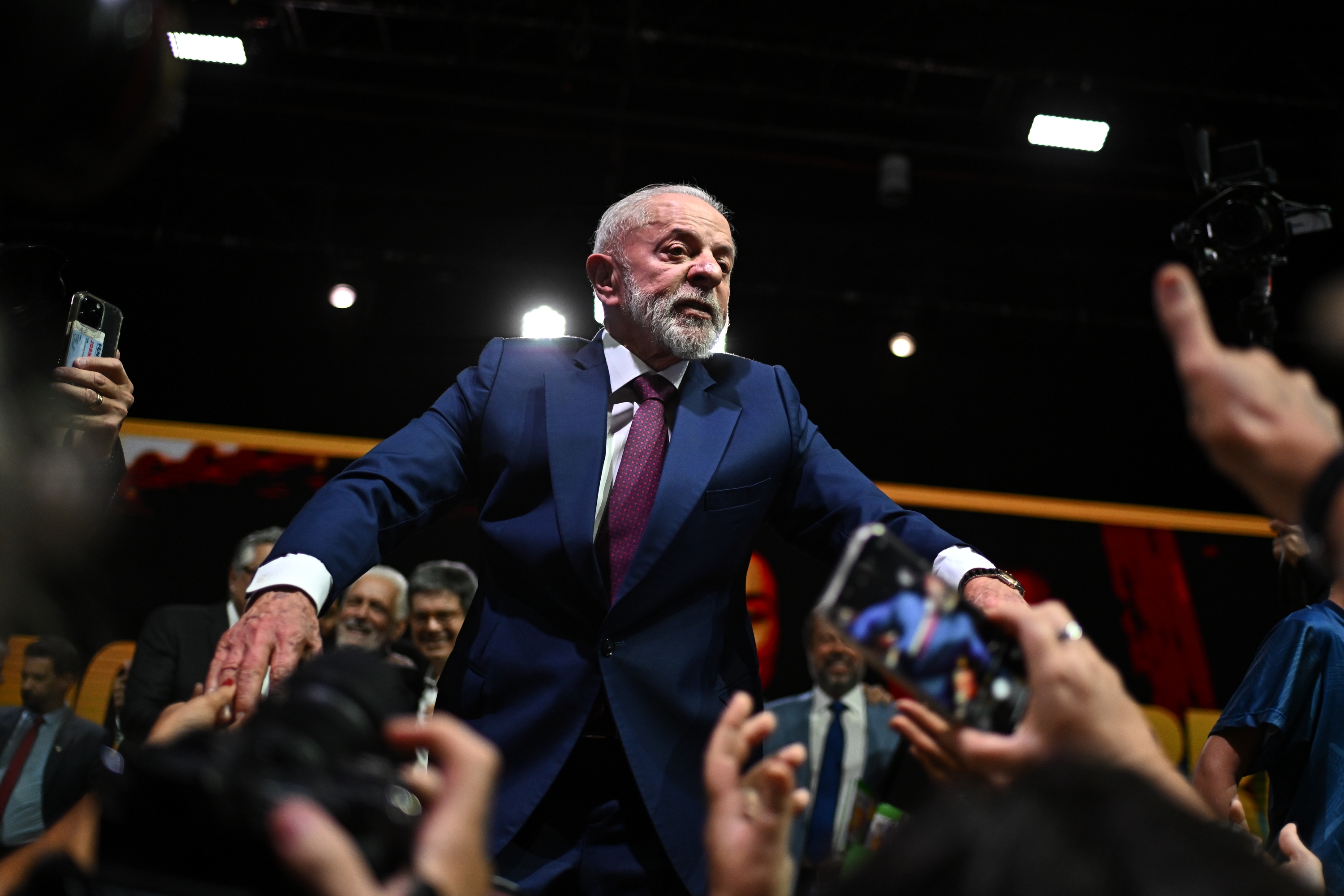 Luiz Inazio da Silva 'Lula' Brasilgo presidentea agerraldi batean, apirilaren 3an. ANDRE BORGES / EFE