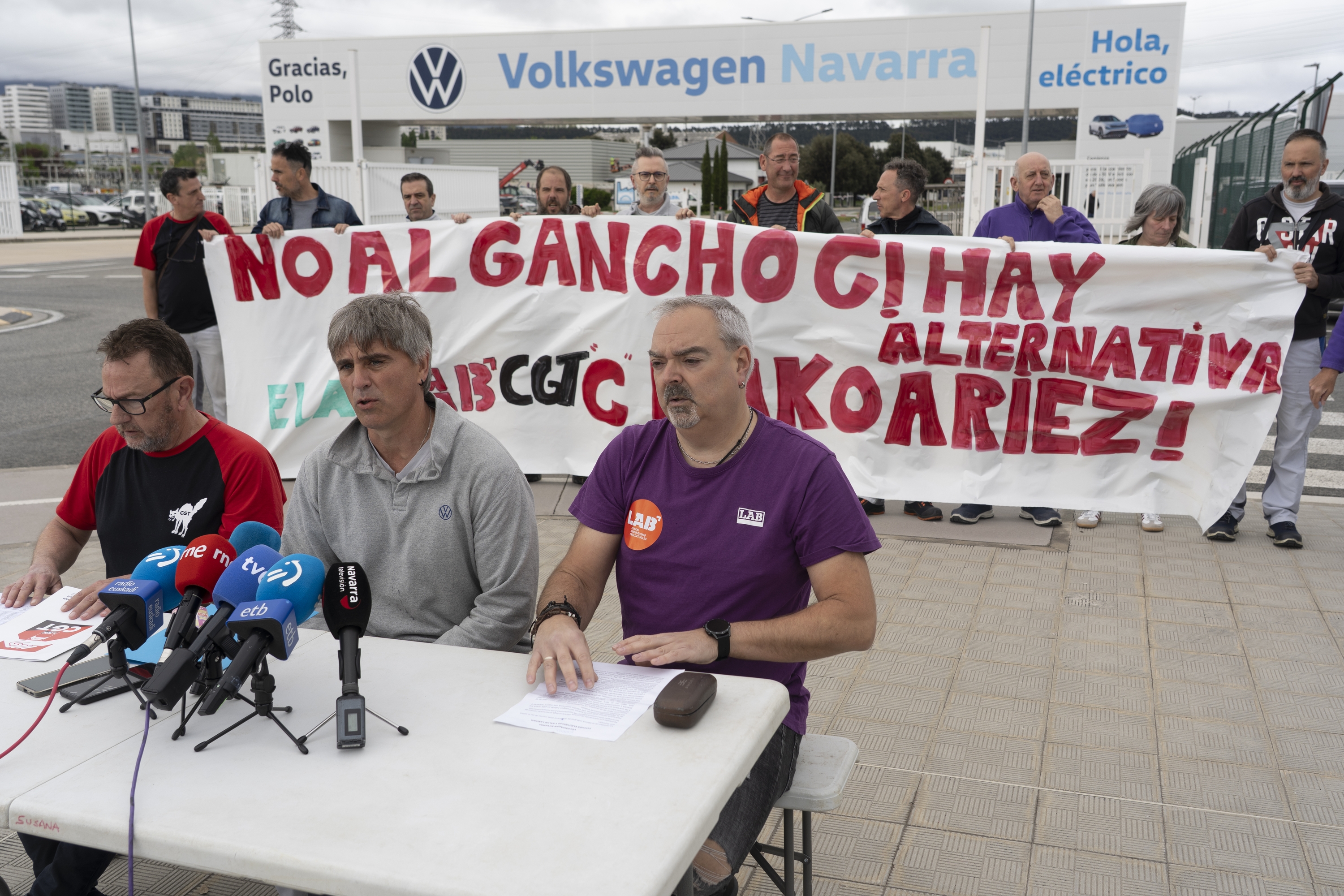 Oskar Añorbe (CGT), Igor Peñalver (ELA) eta Oskar Barinaga (LAB) fabrika aurrean. JAGOBA MANTEROLA / FOKU