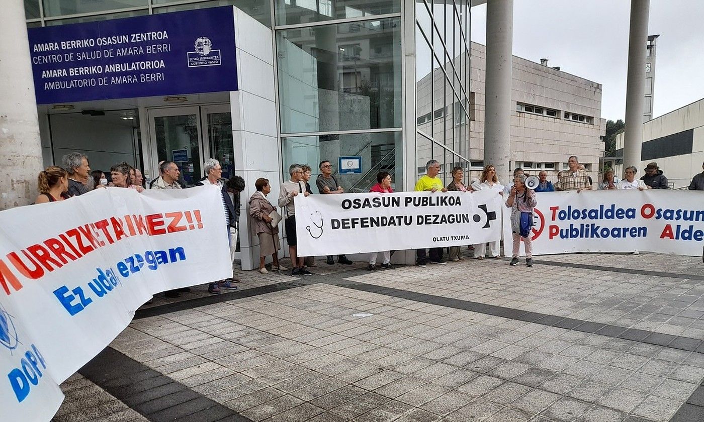 Protesta, atzo, Amara Berriko osasun zentroko atarian. BERRIA. Protesta, atzo, Amara Berriko osasun zentroko atarian. BERRIA.
