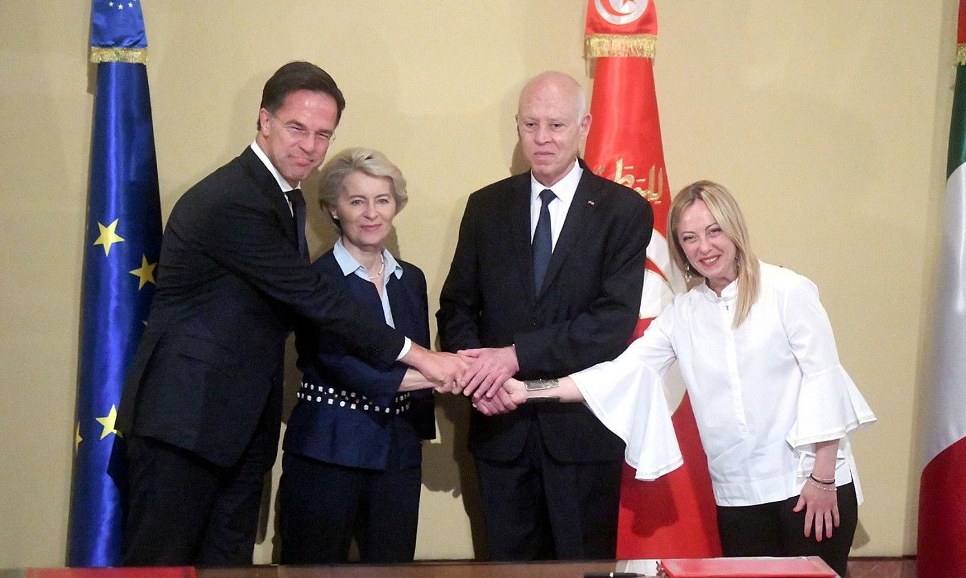 Ezkerretik eskuinera, Mark Rutte, Ursula von der Leyen, Kais Saied eta Giorgia Meloni, migrazio akordioa itxi berritan, herenegun, Tunisen. TUNISIAKO PRESIDENTETZA / EFE. Ezkerretik eskuinera, Mark Rutte, Ursula von der Leyen, Kais Saied eta Giorgia Meloni, migrazio akordioa itxi berritan, herenegun, Tunisen. TUNISIAKO PRESIDENTETZA / EFE.