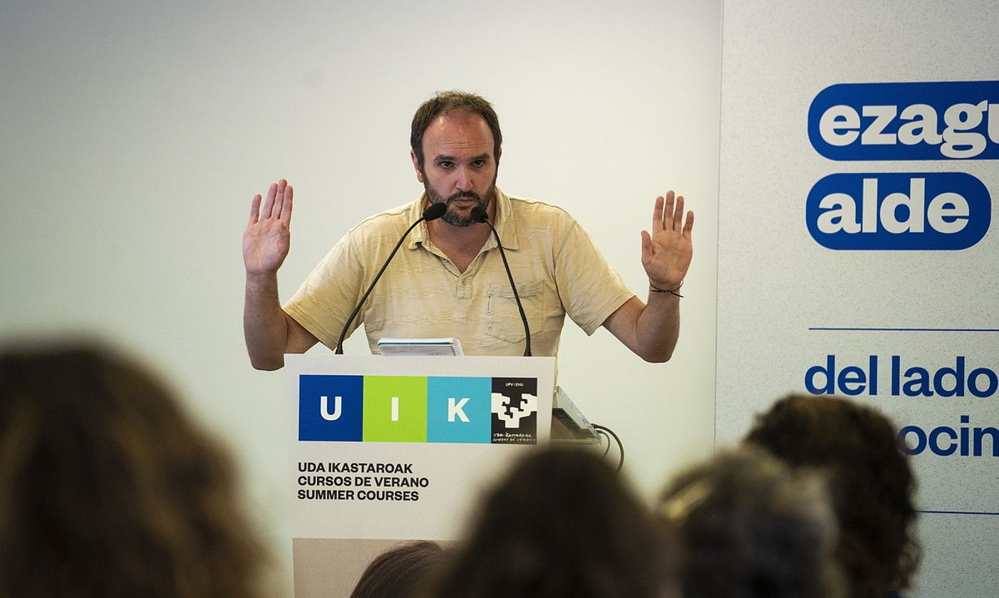 Xan Aire hizkuntza gutxituei buruzko hitzaldia ematen, EHUko Udako Ikastaroan. GORKA RUBIO / FOKU. Xan Aire hizkuntza gutxituei buruzko hitzaldia ematen, EHUko Udako Ikastaroan. GORKA RUBIO / FOKU.