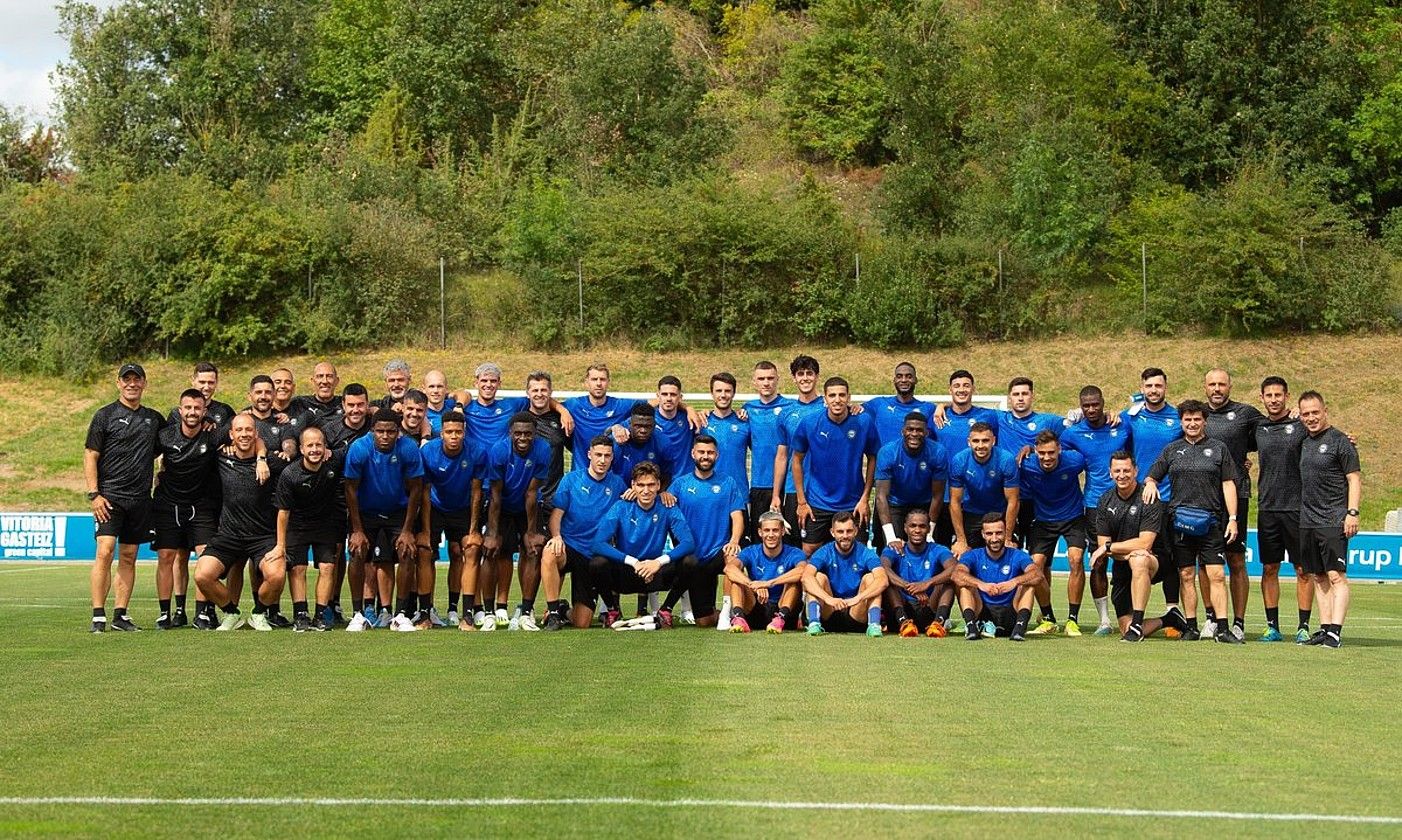 Alaveseko jokalariak, larunbatean, denboraldiko lehen entrenamendua hasi baino lehen. ALAVES.