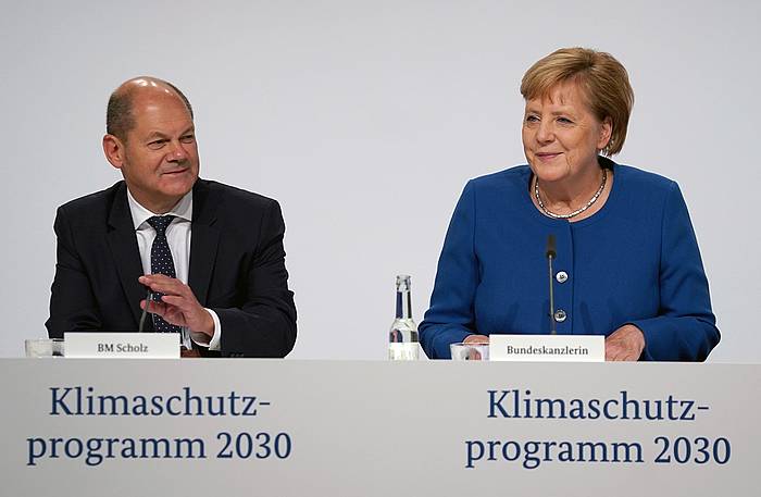 Olaf Scholz Alemaniko Finantza ministroa eta Angela Merkel kantzillerra, gaur, CO2 isuriak murrizteko plana aurkezten. ALEXANDER BECHER / EFE