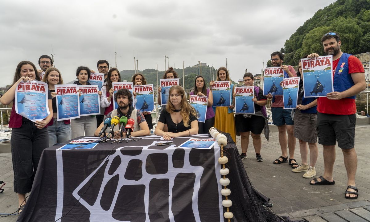 Donostiako Piraten bozeramaileak, Donostiako portuan eman duten prentsaurrekoan. GORKA RUBIO / FOKU.