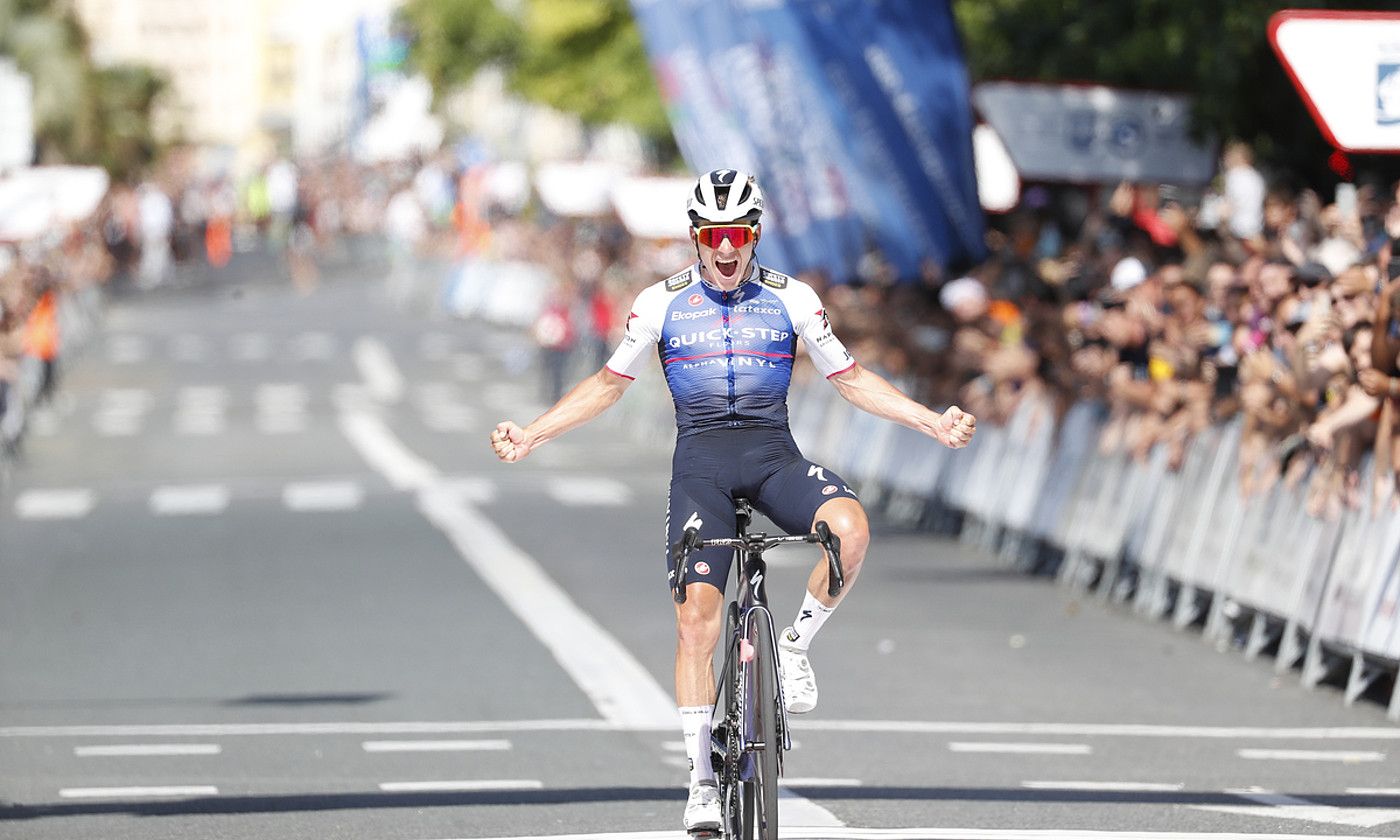 Remco Evenepoel iaz, Donostiako Bulebarrean, garaipena ospatzen. JUAN HERRERO / EFE.