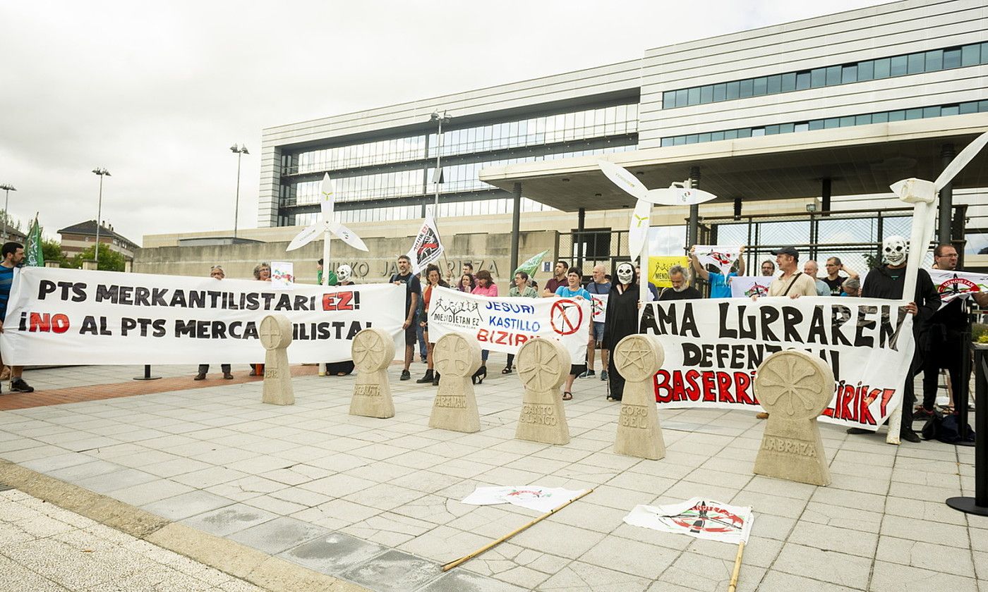 Euskal Herria Bizirik-eko kideak, atzo, Eusko Jaurlaritzaren egoitzan, berriztagarrien LPSari jarritako alegazioak aurkezteko egindako protestan. JAZKI FONTANEDA / FOKU.