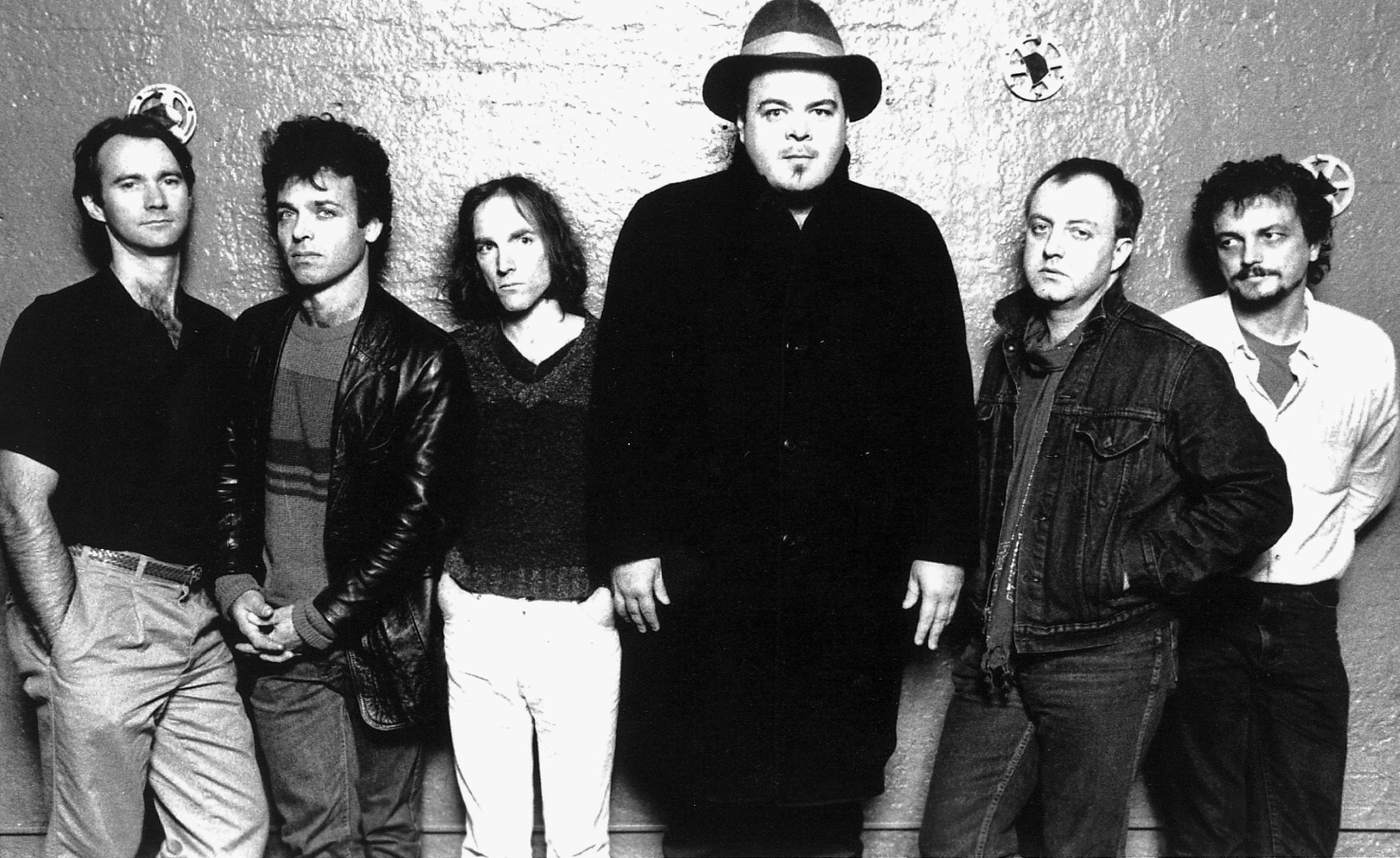 Pere Ubu 1988an. David Thomas, erdian, kapelarekin, taldekideek inguratuta.