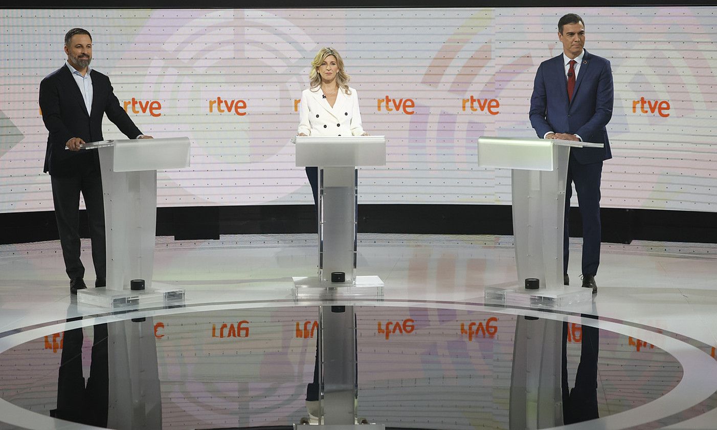Santiago Abascal, Yolanda Diaz eta Pedro Sanchez, aste honetan TVEn egindako debatean. JUANJO MARTIN / EFE. Santiago Abascal, Yolanda Diaz eta Pedro Sanchez, aste honetan TVEn egindako debatean. JUANJO MARTIN / EFE.