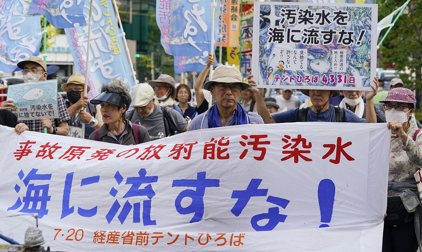 Ur erradioaktibo tratatua Ozeano Barera isurtzearen aurkako manifestariak, herenegun, Tokion egindako protesta batean. KIMIMASA MAYAMA / EFE.