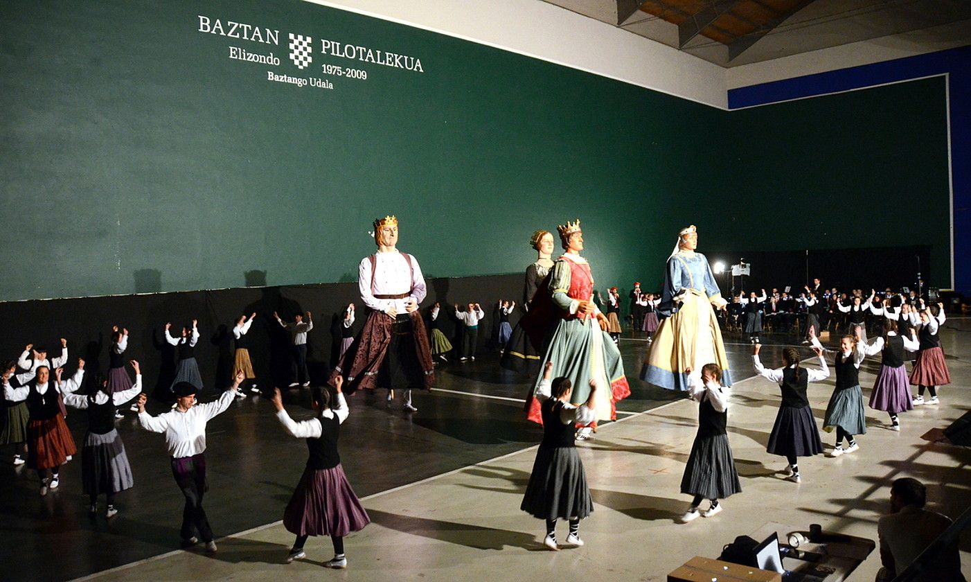 Elizondoko eta Doneztebeko konpartsek dantza eta musika ikuskizuna egingo dute gaur, Baztan pilotalekuan. ONDIKOL. Elizondoko eta Doneztebeko konpartsek dantza eta musika ikuskizuna egingo dute gaur, Baztan pilotalekuan. ONDIKOL.