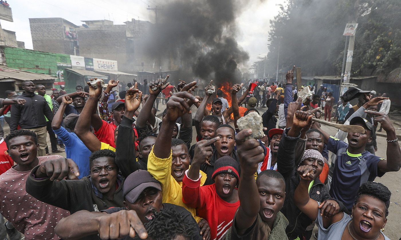 Manifestariak aste honetan zerga igoeren aurka egindako protestetan, Nairobin, Kenyan. DANIEL IRUNGU / EFE.