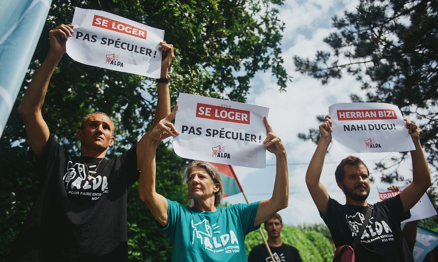 Aldako kideak, afixak eskuetan, atzo. GUILLAUME FAUVEAU. Aldako kideak, afixak eskuetan, atzo. GUILLAUME FAUVEAU.