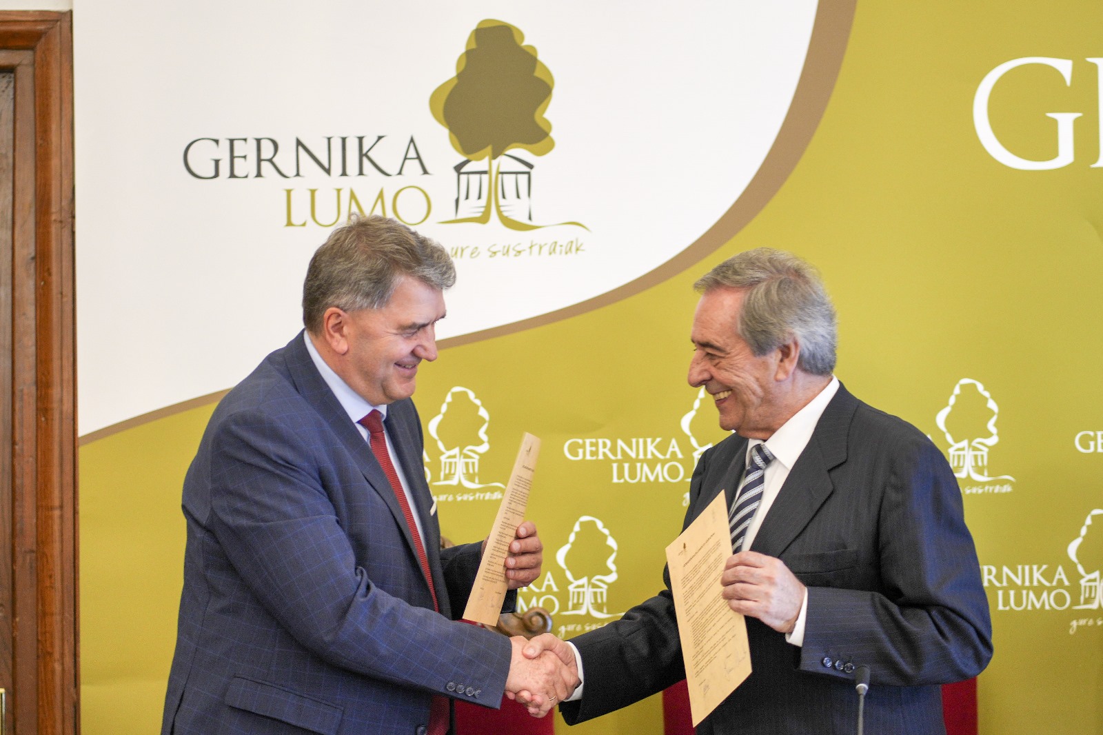 Chwierut eta Gorroño, adiskidetze ituneko ekitaldian. GERNIKA-LUMOKO UDALA