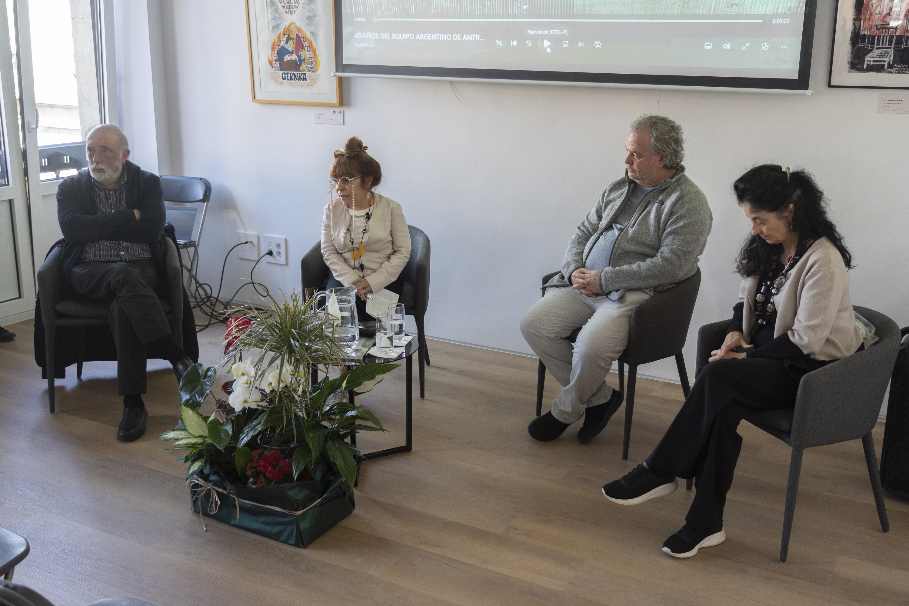Ezkerretik, Francisco Etxeberria, Maria Oianguren Idigoras, Luis Fondebrider eta Lourdes Herrasti, atzo, Gernikan. MONIKA DEL VALLE / FOKU