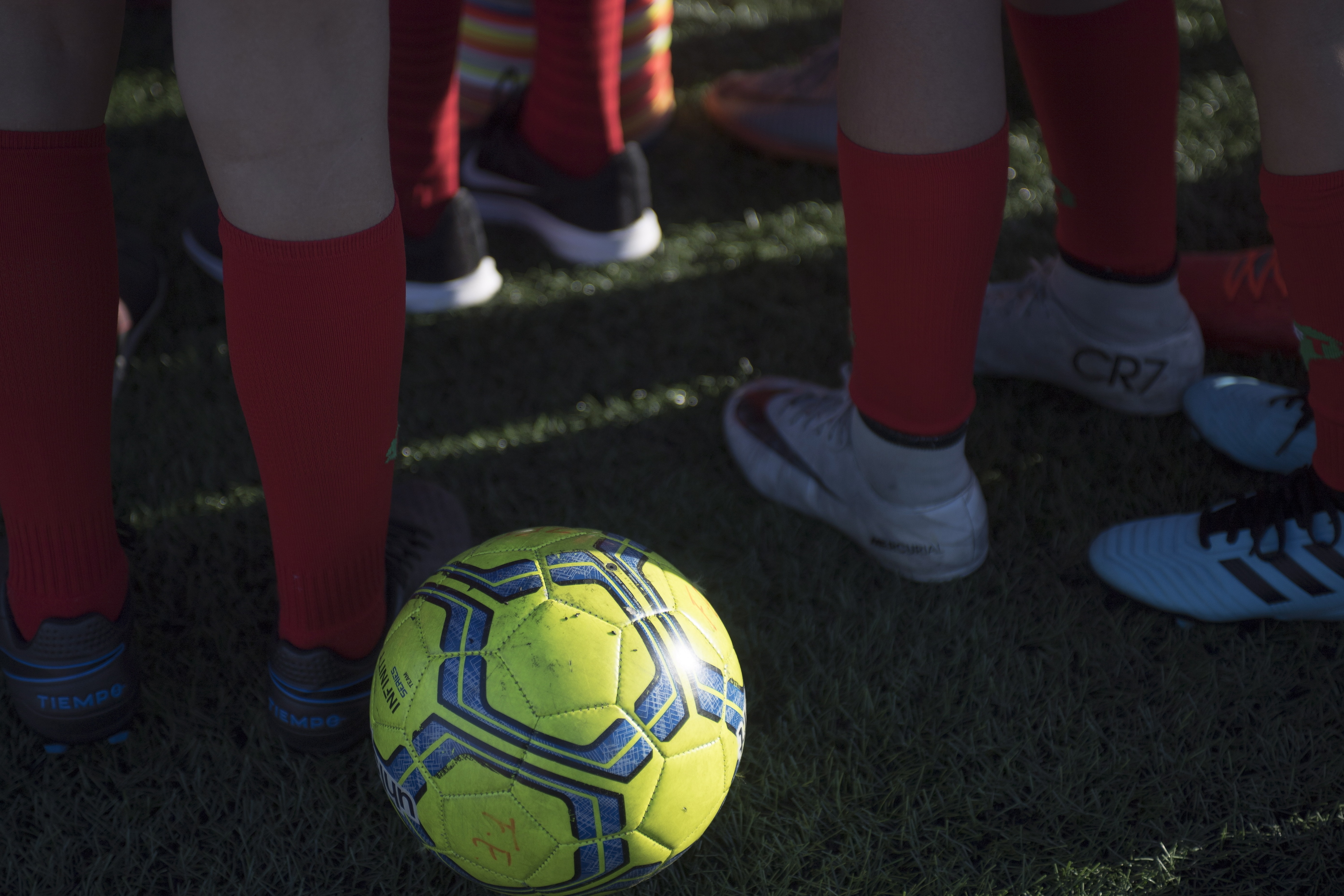 Gaztetxo batzuk futbolean, artxiboko irudi batean. JUAN CARLOS RUIZ / FOKU