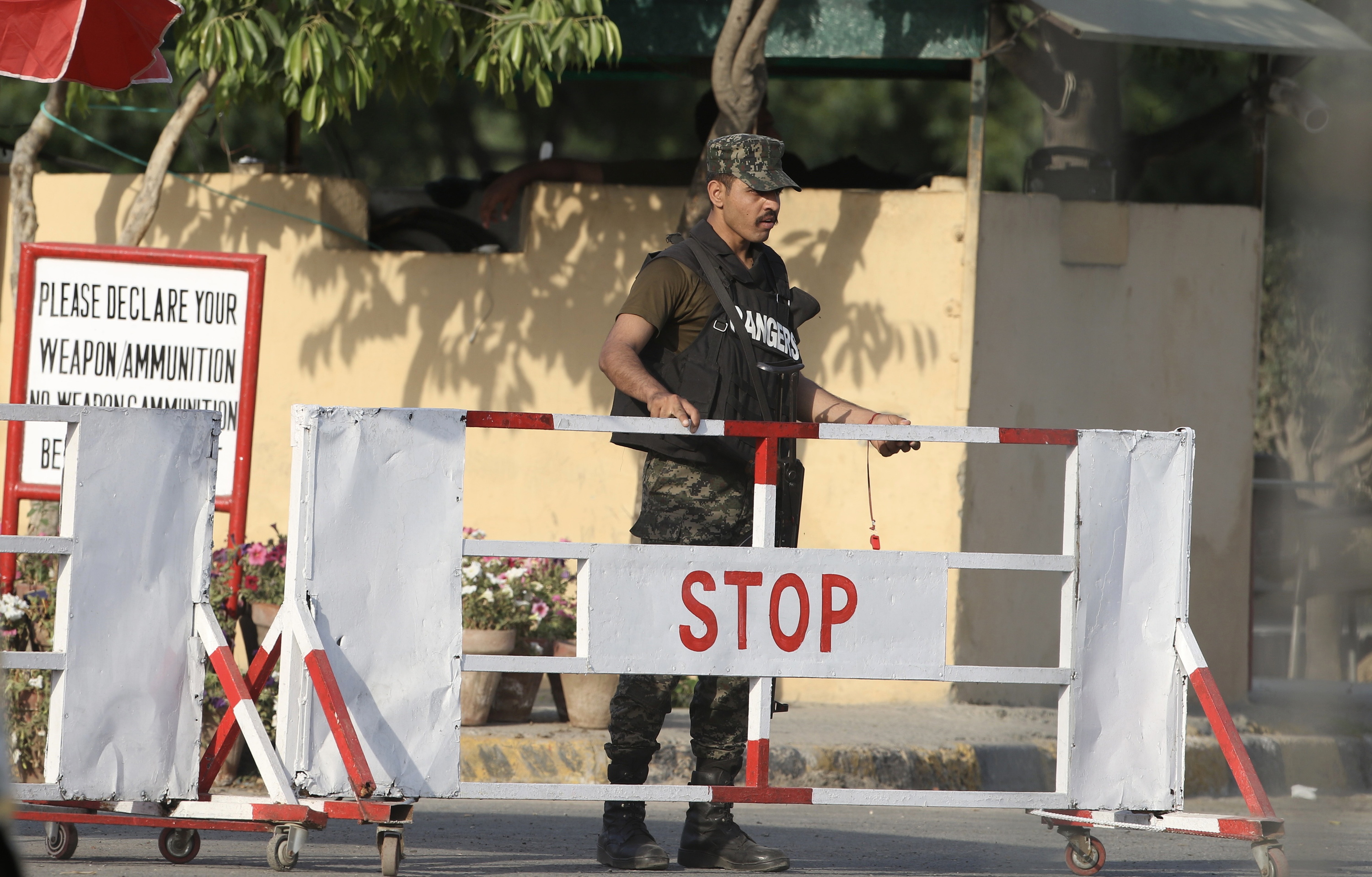 Pakistango paramilitar bat Wagahko pasabidean, atzo. RAHAT DAR / EFE