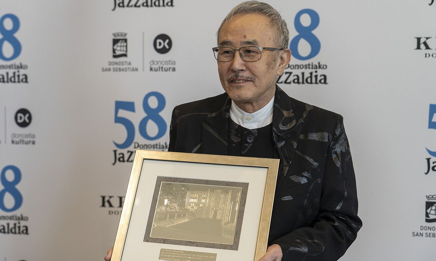Yosuke Yamashita pianista eta konpositorea, Donostiako Jazzaldia saria eskuetan, atzo goizean. GORKA RUBIO / FOKU.