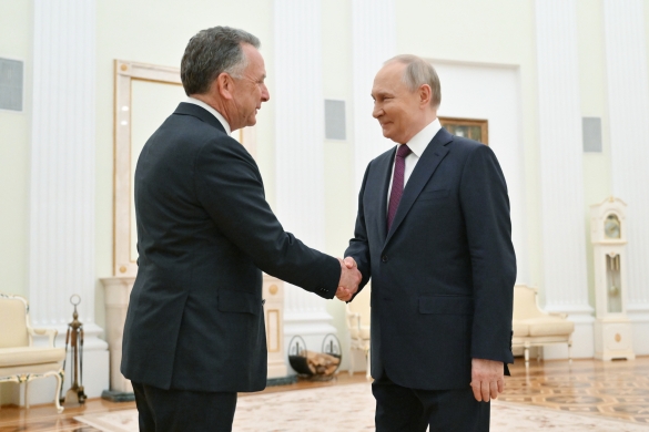 Etxe Zuriaren ordezkari Steve Witkoff eta Errusiako presidente Vladimir Putin, gaur, moskun. KRISTINA KORMILITSYNA / EFE