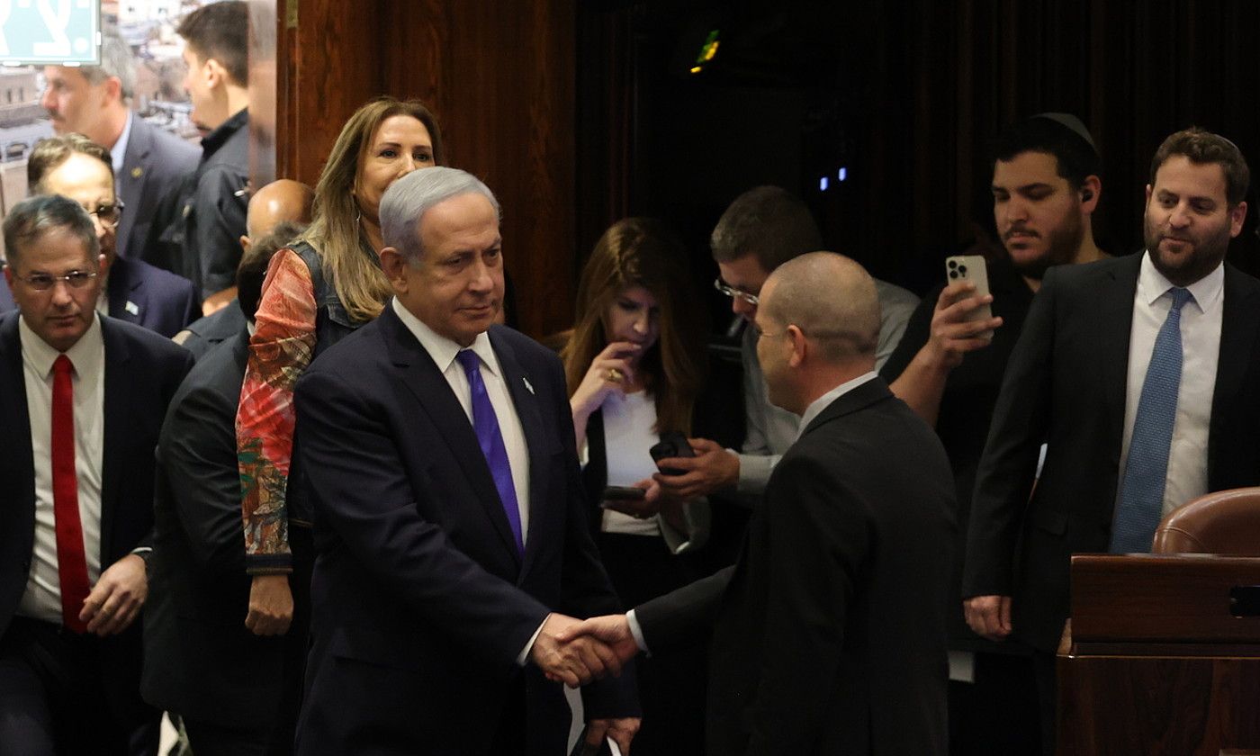 Benjamin Netanyahu Israelgo lehen ministroa (ezkerrean), atzo goizean, Israelgo Parlamentuan, bozketa hasi baino lehen. ABIR SULTAN / EFE.