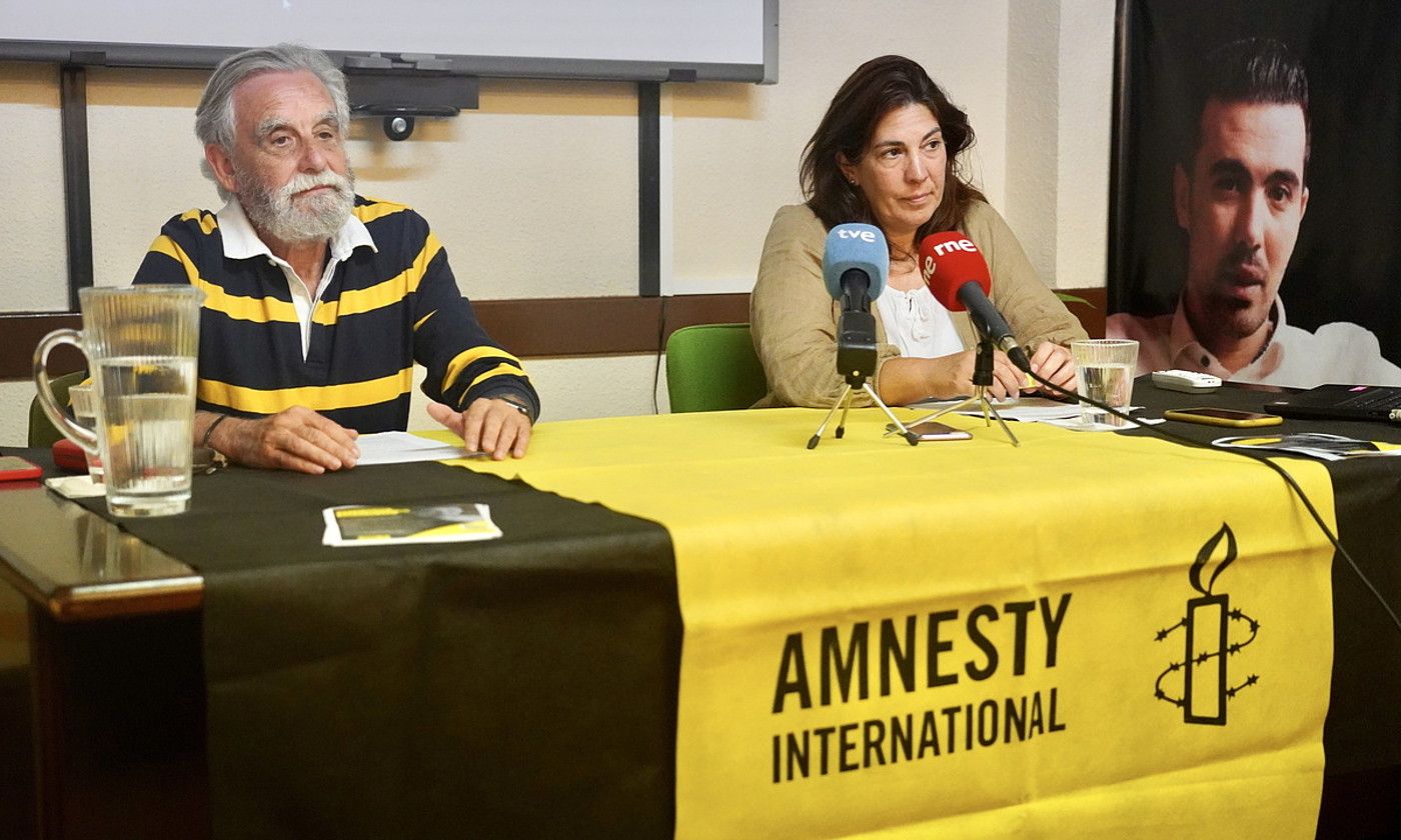 Javier Maura eta Sofia Garcia Amnesty Internationaleko kideak. MONIKA DEL VALLE / FOKU.