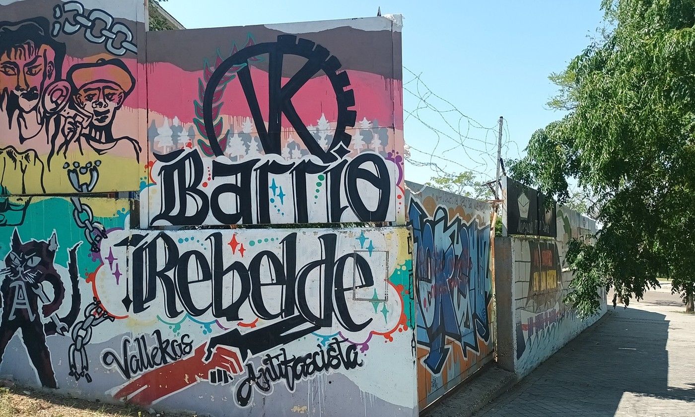 Madrilgo Vallecas auzoko La Atalaya gaztetxeko pareta bat. MIKEL ELKOROBEREZIBAR BELOKI.