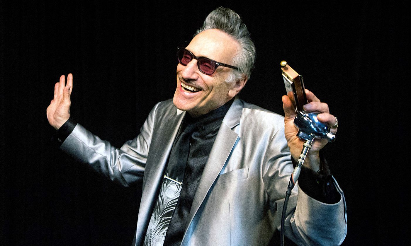 Rick Estrin musikaria, artxiboko argazki batean. RACHEL KUMAR / BILBAO BLUES FESTIVAL.
