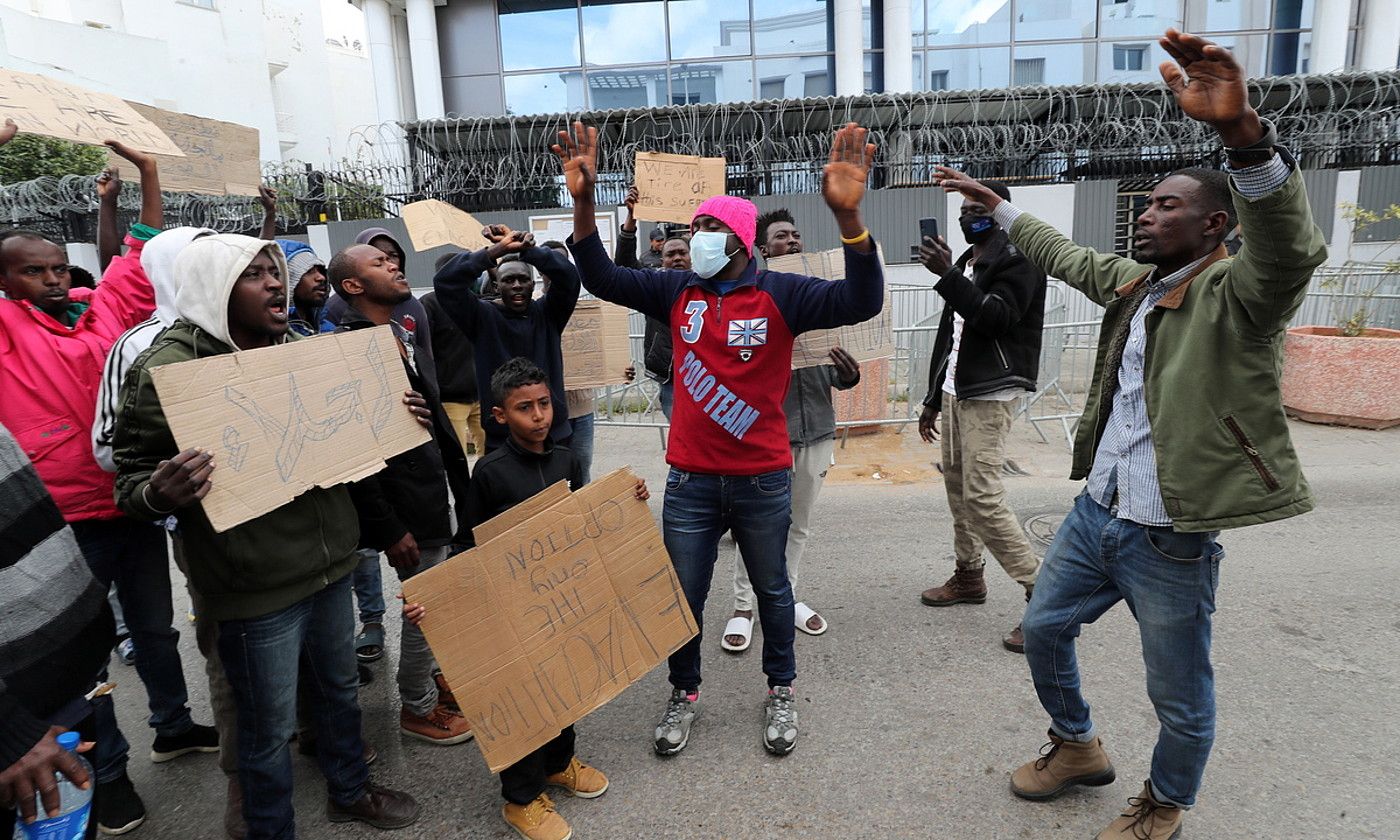 Migratzaile talde bat, Nazioarteko Migrazio Erakundearen aurrean protestan. M. M. / EFE.