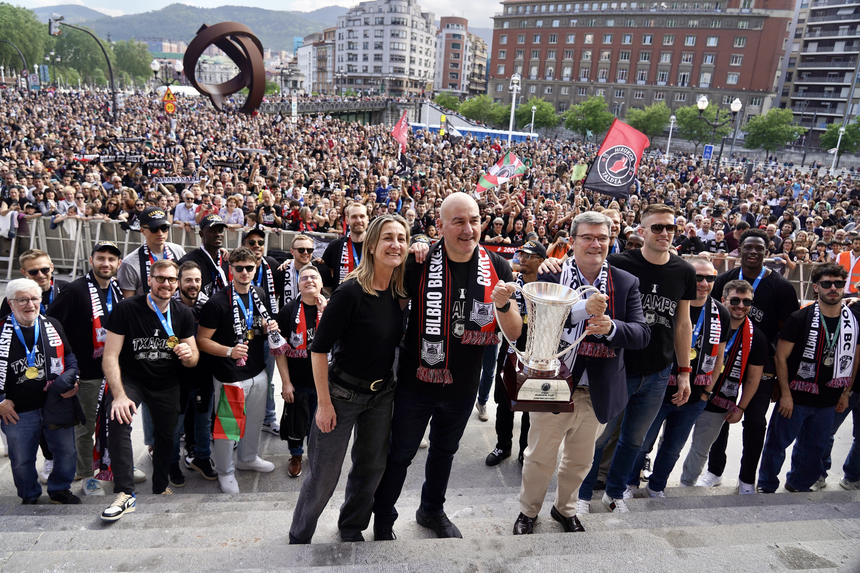 Isabel Iturbe Bilbo Basketeko presidentea, Jaume Ponsarnau entrenatzailea, Juan Mari Aburto Bilbo alkatea eta Xavi Rabaseda Bilbo Basketeko kapitaina, koparekin. MONIKA DEL VALLE / FOKU